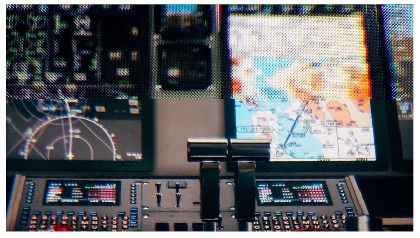 Top: an unaltered Oculus Rift display. Bottom: The same display outfitted with Varjo's tech.