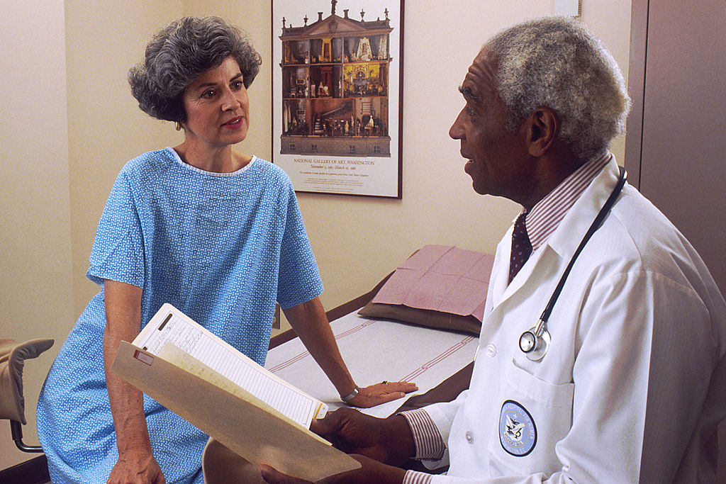 1024px-Doctor_consults_with_patient_(7)
