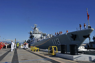 Chinau2019s Peopleu2019s Liberation Army-Navy Luhu-class destroyer Qingdao (DDG 113) on a visit to Pearl Harbor in 2013. U.S. Navy photo.