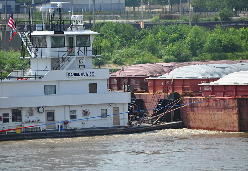 Barge-tow-MissRiver-July-2016-DKrapf