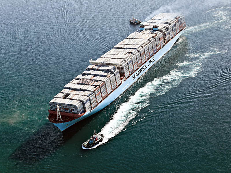 Maersk-with-tugs