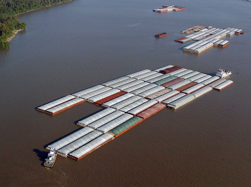 barges_navigate_mississippi_river_edgard_la_usace