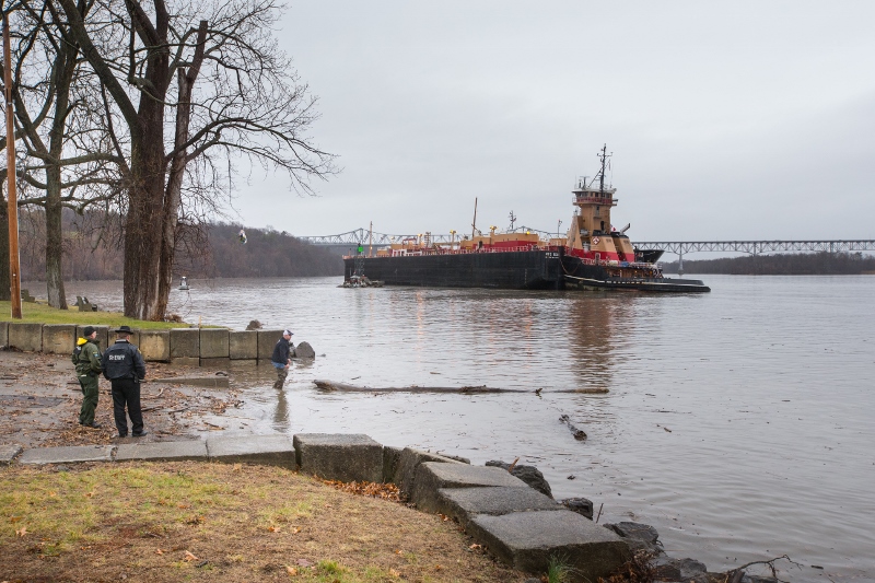 NY governor promises investigation of Hudson River barge grounding ...