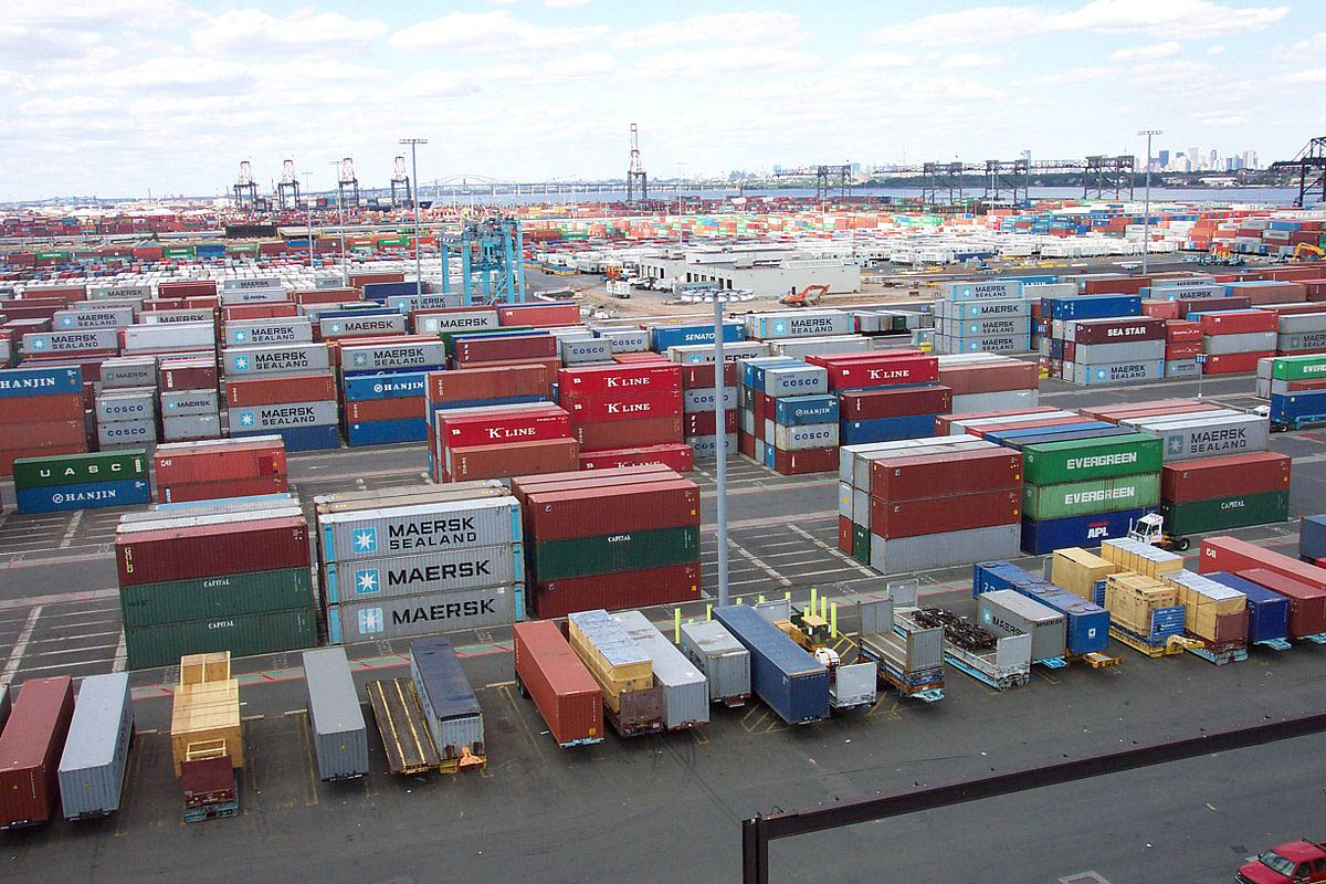 Shipping-containers-Port-Elizabeth-NJ-CC-NOAA