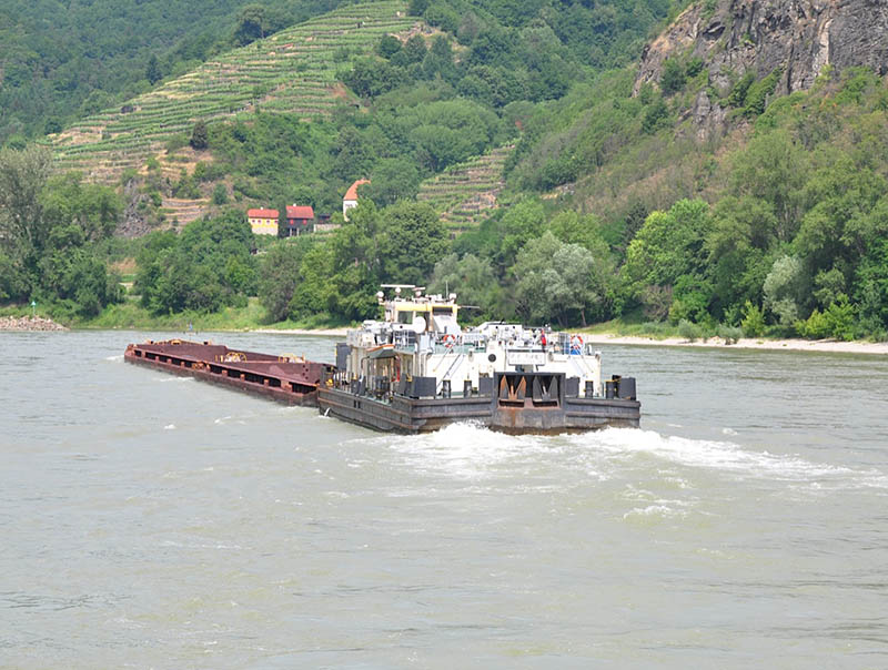 danube_river_barges_dkrapf