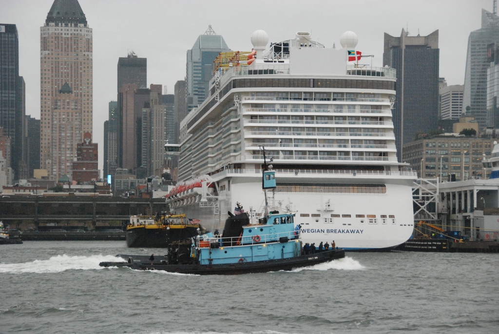 Emily-Ann-tug-cruise-ship