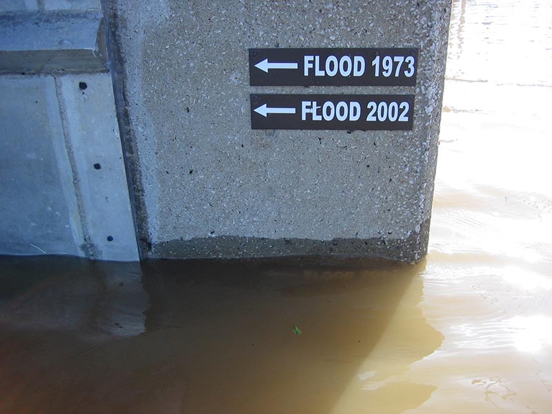 flood-markers-usace-st-louis