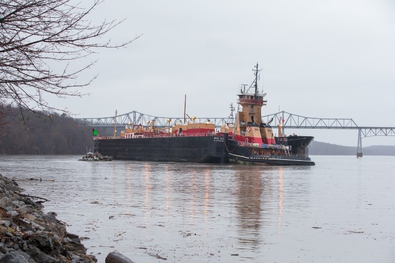 catskill-grounding-on-rocks-with-bridge-800x533