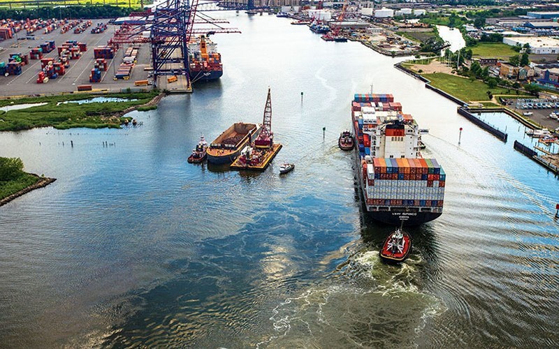 Container ship in Arthur Kill (800x500)