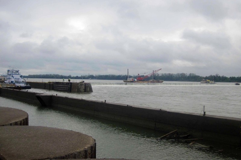 Locks and Dams 52 wicket inspection 2016 (800x533)