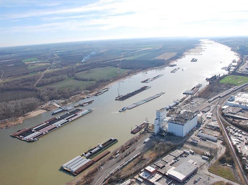 mississippi_barge_traffic_near_st_louis_usace