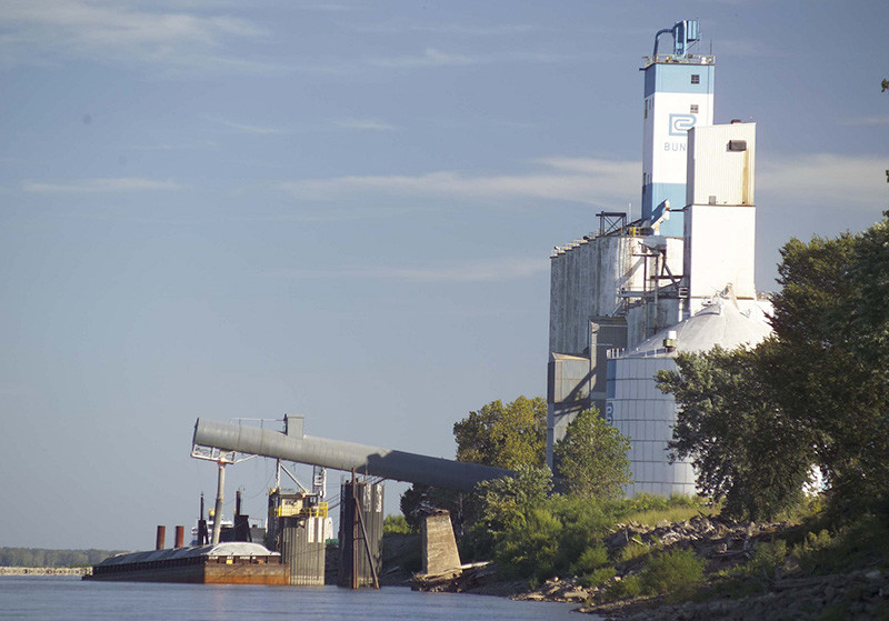 soybean-barge-loading-transport-united-soybean-board