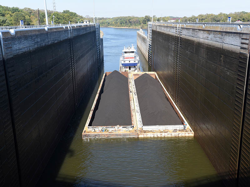 towboat_coal_old_hickory_lock_usace