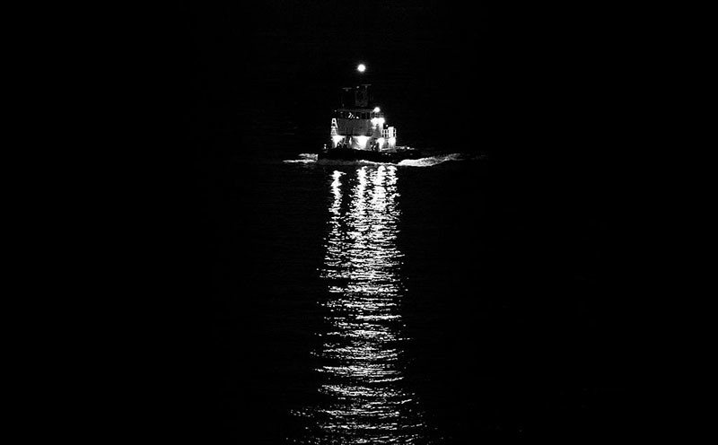 Tug-underway-night-CC-Guian-Bolisay.