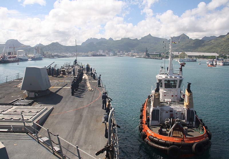 uss-nitze-arrives-mauritius-2014-usn