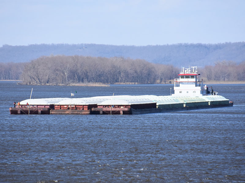 mississippi-river-tow-iowa-lock-dam-10-usace