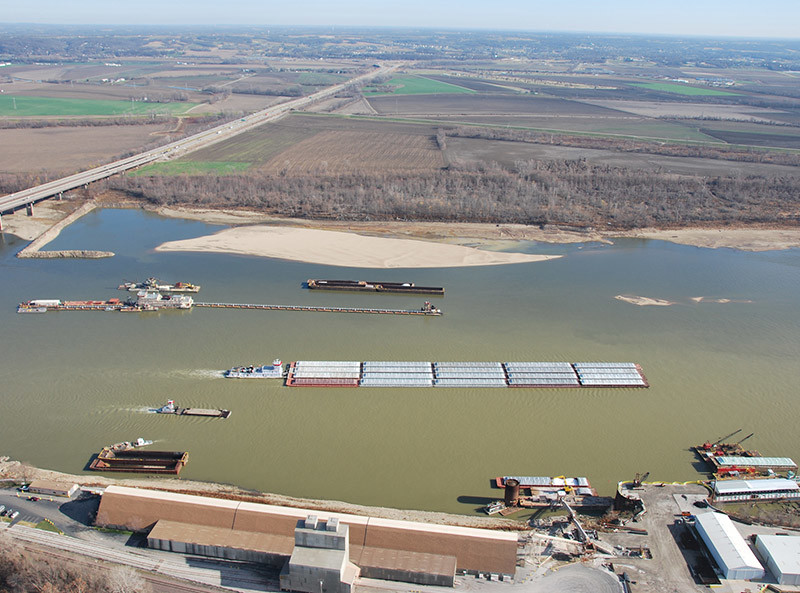 barges_mississippi_river_near_st_louis_usace