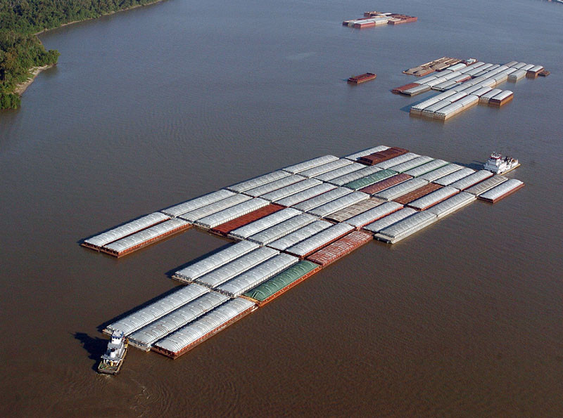 barges_navigate_mississippi_river_edgard_la_usace