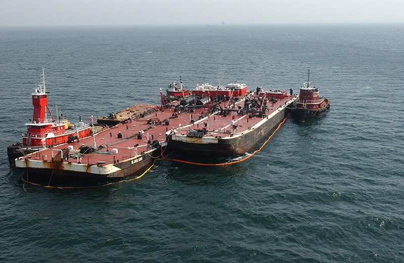 bouchard-barge-120-offloading-after-collision-2003_noaa_800