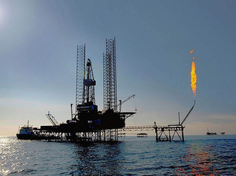 gas-flaring-offshore-rig-caspain-sea-cc-dragonoil