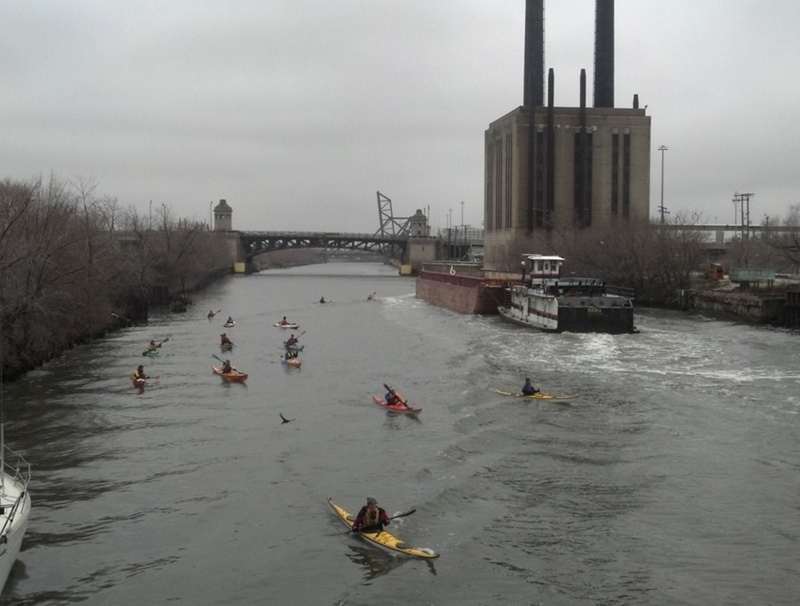kayakers-and-commercial-traffic-chicago-river-cc-larry-dostal-ntbs-800x606