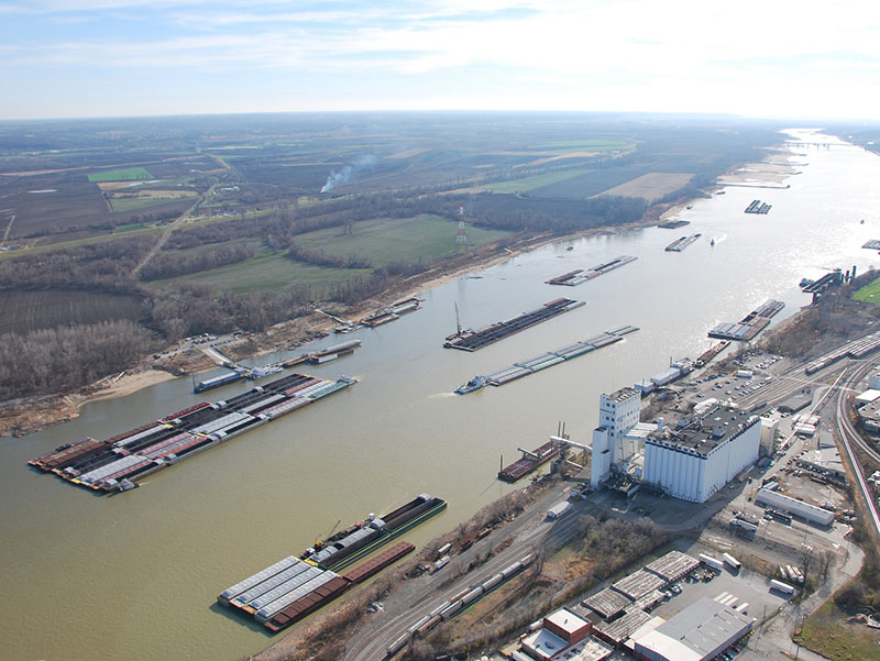 barges_miss_river_st-louis_2012_usace