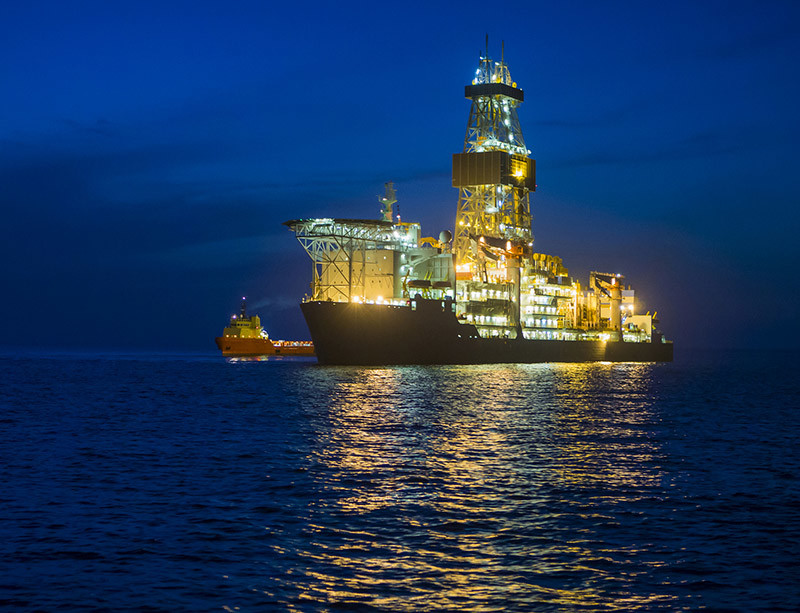 drillship-with-support-vessel-gom-generic-bp